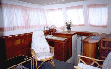 salon of fleur de lys motor yacht for sale 2.jpg (26377 bytes)